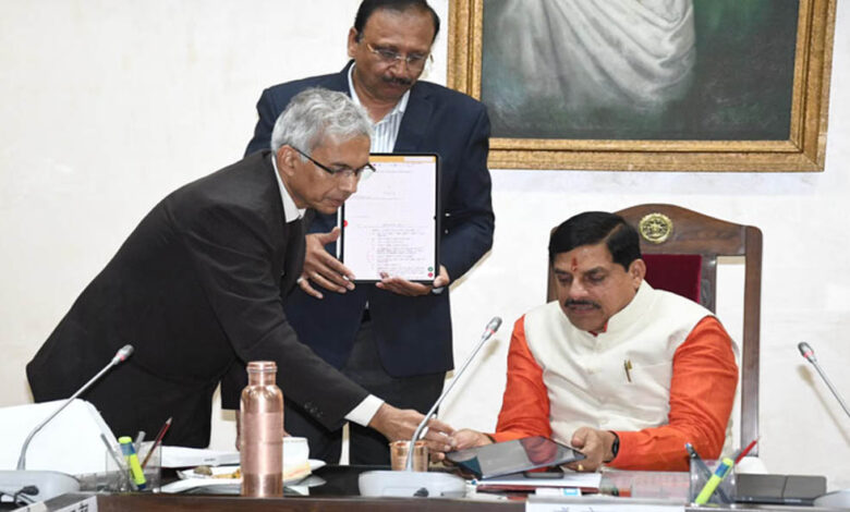 MP कैबिनेट हुई हाईटेक, CM मोहन यादव ने मंत्रियों को दिए टैबलेट; 1960 से अब तक के रिकॉर्ड अब डिजिटल