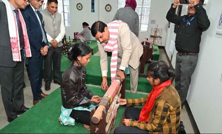 मुख्यमंत्री डॉ. यादव ने असम के सिल्क विलेज सुआलकुची का किया भ्रमण