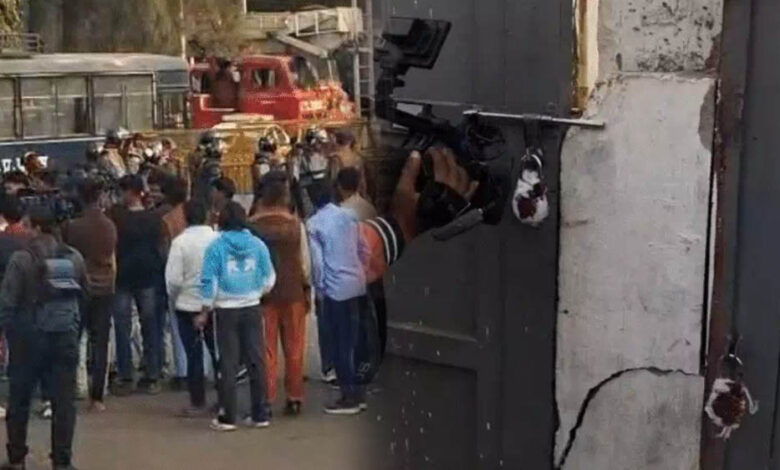 भोपाल में पुलिस मुख्यालय के सामने मांस से भरा ट्रक पकड़ा, स्लाटर हाउस सील करने की मांग