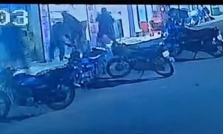 खंडवा में फिल्मी स्टाइल में लूट, 30 सेकंड में 2 करोड़ की ज्वेलरी लूटी, बाजार में मची भगदड़