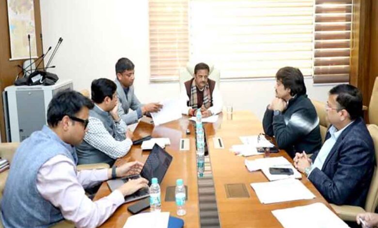 स्वास्थ्य उपकरणों की उपलब्धता के साथ उपयोग की सतत मॉनिटरिंग करें : उप मुख्यमंत्री शुक्ल