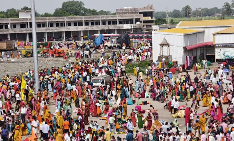 मकर संक्रांति पर कुबेरेश्वरधाम में भक्तों का उमड़ा सैलाब, शिव भोग के लिए बने 5100 तिल-गुड़ के लड्डू