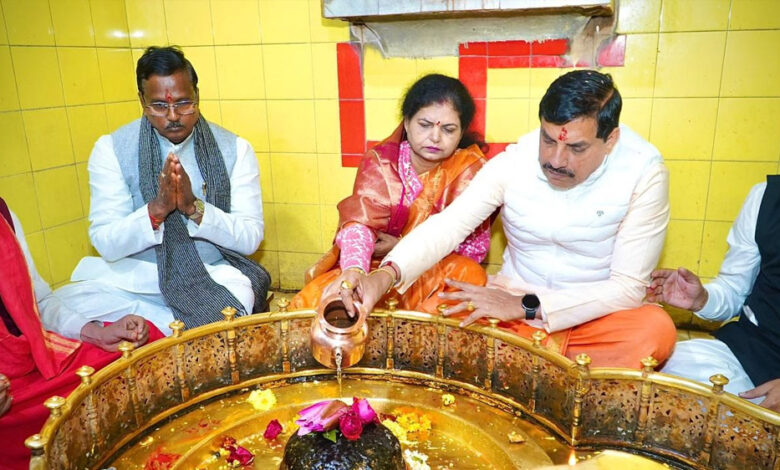 मुख्यमंत्री-यादव-ने-पत्नी-के-साथ-उज्जैन-के-बृहस्पति-मंदिर-में-किया-दर्शन-और-पूजा-अर्चना