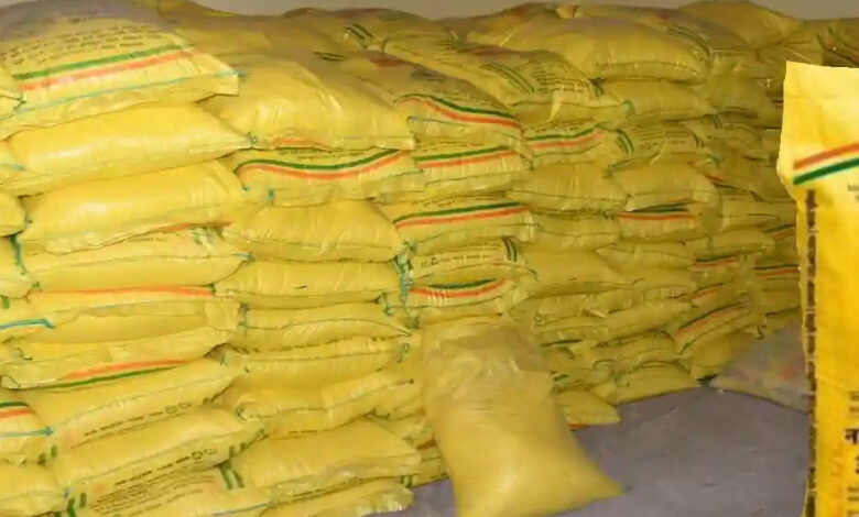 up-में-यूरिया-के-साथ-अन्य-उत्पादों-की-जबरन-बिक्री-पर-रोक,-कंपनियों-के-खिलाफ-सख्त-कार्रवाई-का-ऐलान