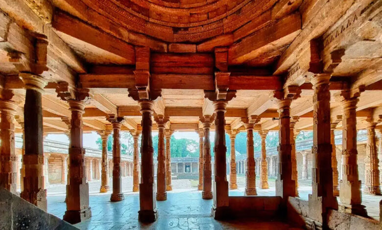 बसंत-पंचमी-से-पहले-भोजशाला-के-पास-बुलडोजर-की-कार्रवाई,-हिंदू-संगठनों-ने-की-पूरे-दिन-पूजा-का-अवसर