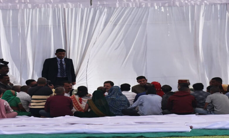 इंदौर-के-भागीरथपुरा-में-पैदल-चले-राहुल-गांधी,-दूषित-जल-से-पीड़ितों-से-की-मुलाकात