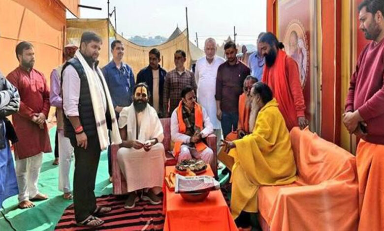 उप मुख्यमंत्री शुक्ल ने प्रयागराज में त्रिवेणी संगम में स्नान कर किया पूजन