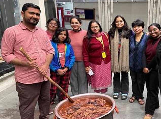 छात्रों ने जानी परंपरा की कला, ठप्पा छपाई से लेकर बहते पानी में कपड़े धोने की तकनीक सीखी