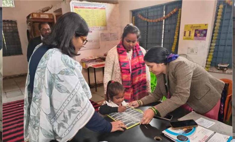 ग्वालियर: अचानक आंगनवाड़ी पहुंचीं कलेक्टर रूचिका चौहान, बच्चों को ABCD सिखाने का अनोखा तरीका