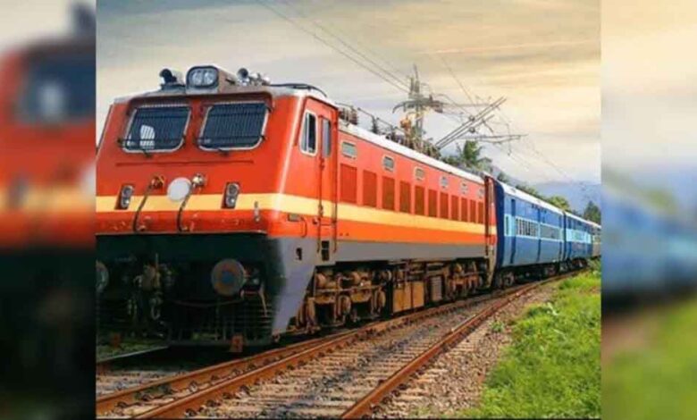 रेल यात्रियों को डिजिटल सौगात: अब एक ही ऐप पर टिकट, खाना और ट्रेन का लाइव स्टेटस