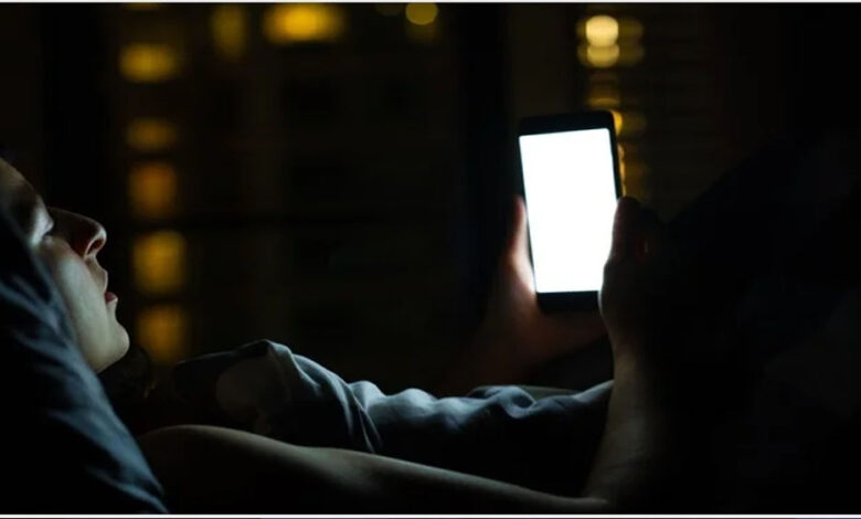 मोबाइल की लत और रात में जागने से बढ़ सकता है कैंसर का खतरा, एम्स भोपाल का चेतावनीपूर्ण शोध