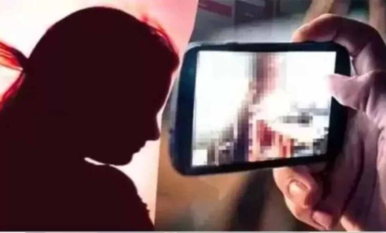 उमरिया में गणतंत्र दिवस कार्यक्रम में कपड़े बदल रही छात्राओं का बनाया वीडियो, रोकने पर बदमाशों ने शिक्षकों पर किया हमला