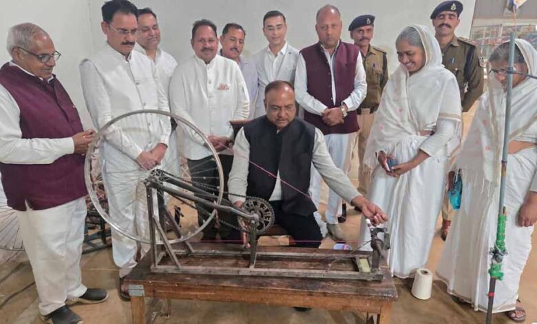 सांसद नवीन जैन द्वारा केन्द्रीय कारागार सागर के हथकर्घा केन्द्र का अवलोकन