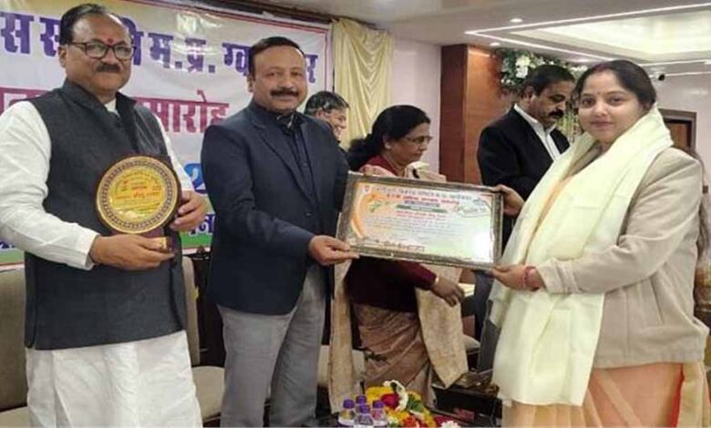 चलती ट्रेन में प्रसव पीड़ा से जूझती गर्भवती को बचाया, आरक्षक नीतू रावत को मिला विशेष सम्मान