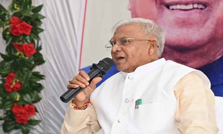 राज्यपाल ने भारिया जनजाति से किया संवाद, हितलाभ वितरण और नवाचारों का लिया जायज़ा