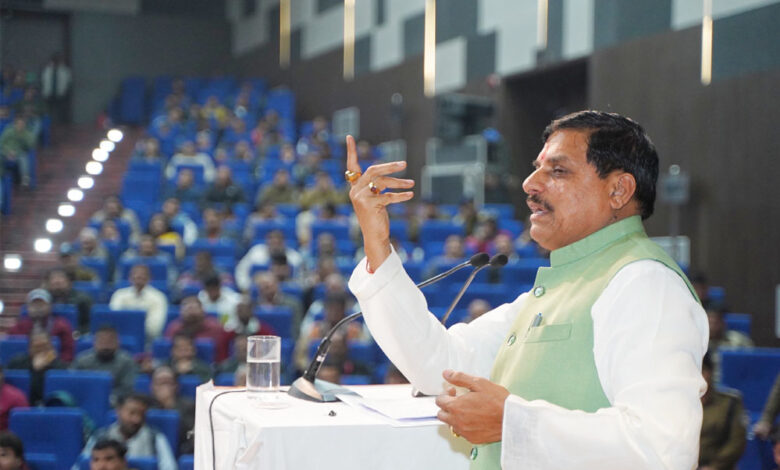 संविदा-कर्मियों-के-लिए-बड़ी-राहत!-cm-ने-नियमितीकरण-को-लेकर-किया-अहम-ऐलान