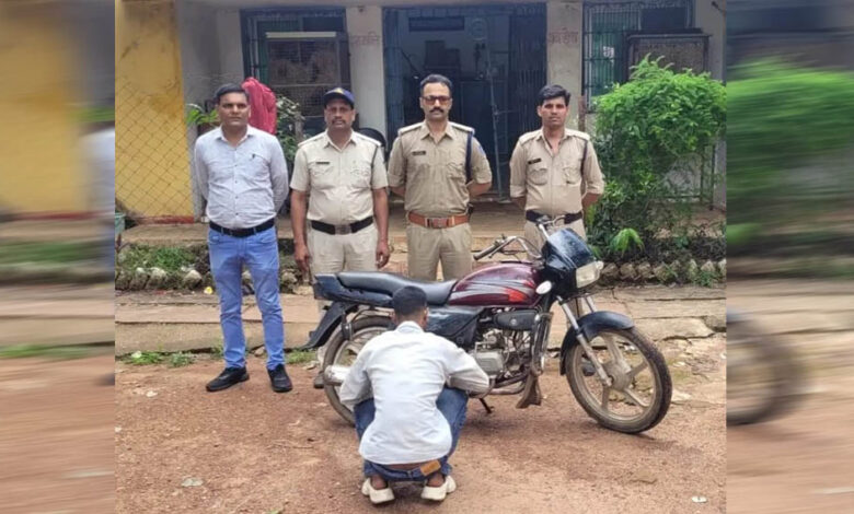 चोरी-की-बाइक-को-छुपाने-के-लिए-बदल-डाला-रंग,-चोरी-की-बाइक-सहित-पकड़ा-गया-शातिर-चोर,-बिलहरी-पुलिस-को-मिली-सफलता
